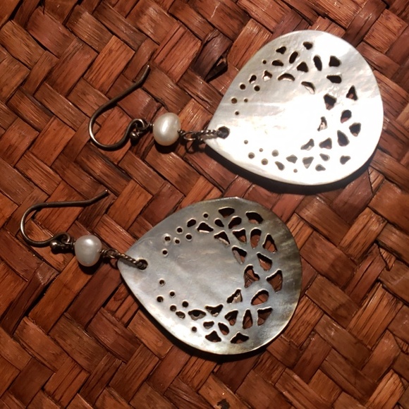 Silpada Sterling Silver, Filigree Carved Shell, Freshwater Pearl Earrings - Picture 3 of 3